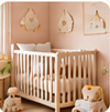 Quarto de bebê com berço branco de ripas, parede rosada e ursinho